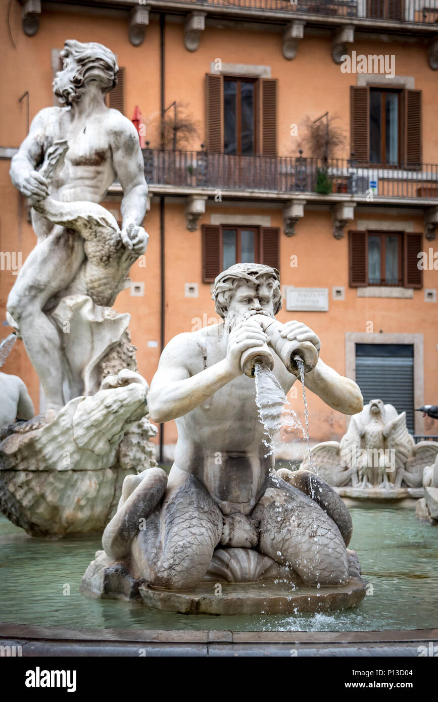 Fontana del Moro Fourntain/Moor Brunnen auf der Piazza Navona Rom; das Moor Skulptur von Bernini steht, ein Triton weht, Wasser, orange Wand w/Fensterläden Stockfoto