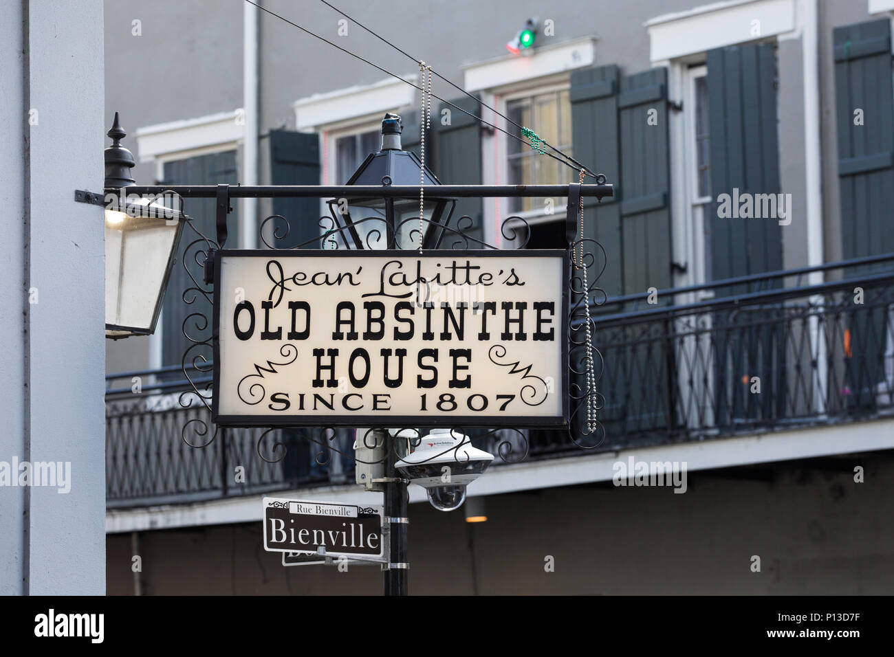 Die Zeichen außerhalb Jean Lafitte's Old Absinth House an der Ecke der Bourbon und Bienville Straßen, im französischen Viertel von New Orleans, Louisiana. Stockfoto