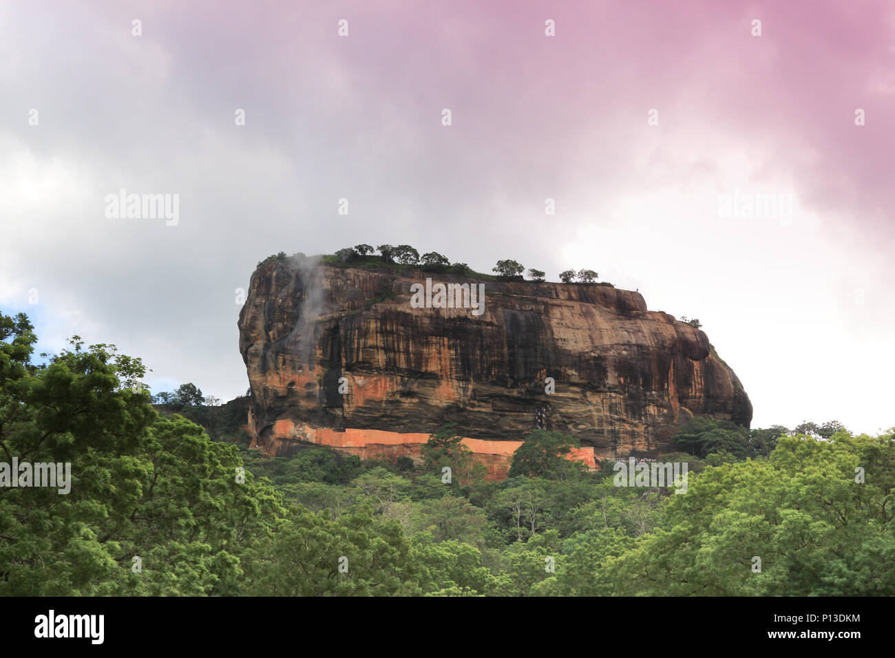 Lion Rock Sigiriya Festung im Wald mit Wolken in Sri Lanka Stockfoto