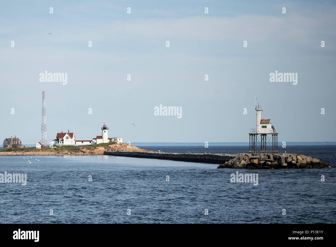 Blick über das Wasser auf die östlichen Point Lighthouse vom Hafen in Gloucester, Massachusetts. Stockfoto