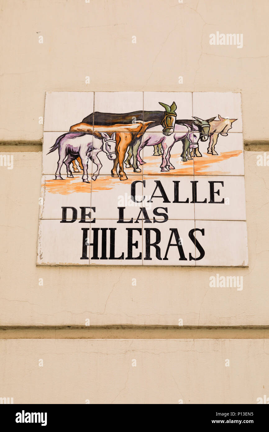 Traditionelle Keramik Hausnummer ein Zeichen für die Calle de las Hileras, Madrid, Spanien. Mai 2018 Stockfoto