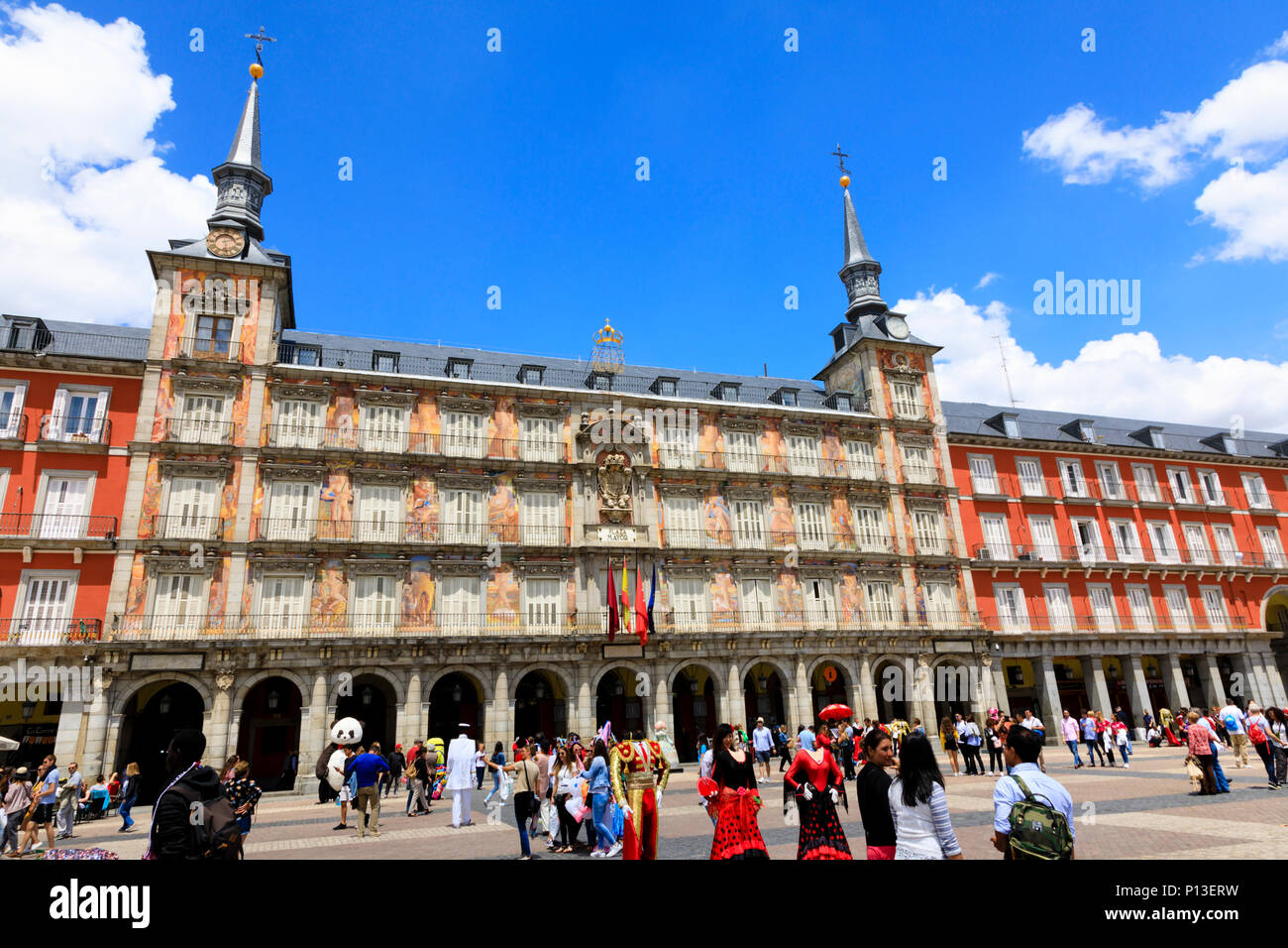 Touristen throng Plaza Mayor, Madrid, Spanien. Mai 2018 Stockfoto