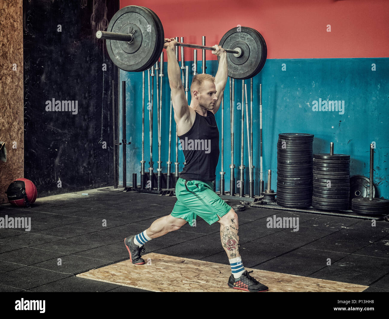 Junger Mann training Beine in der Turnhalle Stockfoto