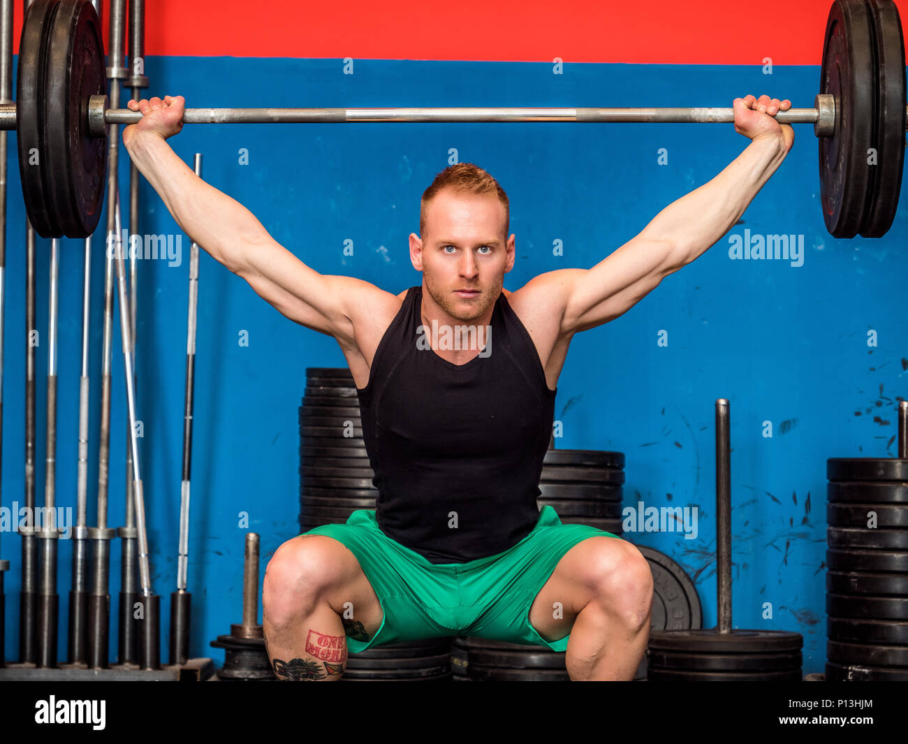 Junger Mann training Beine in der Turnhalle Stockfoto