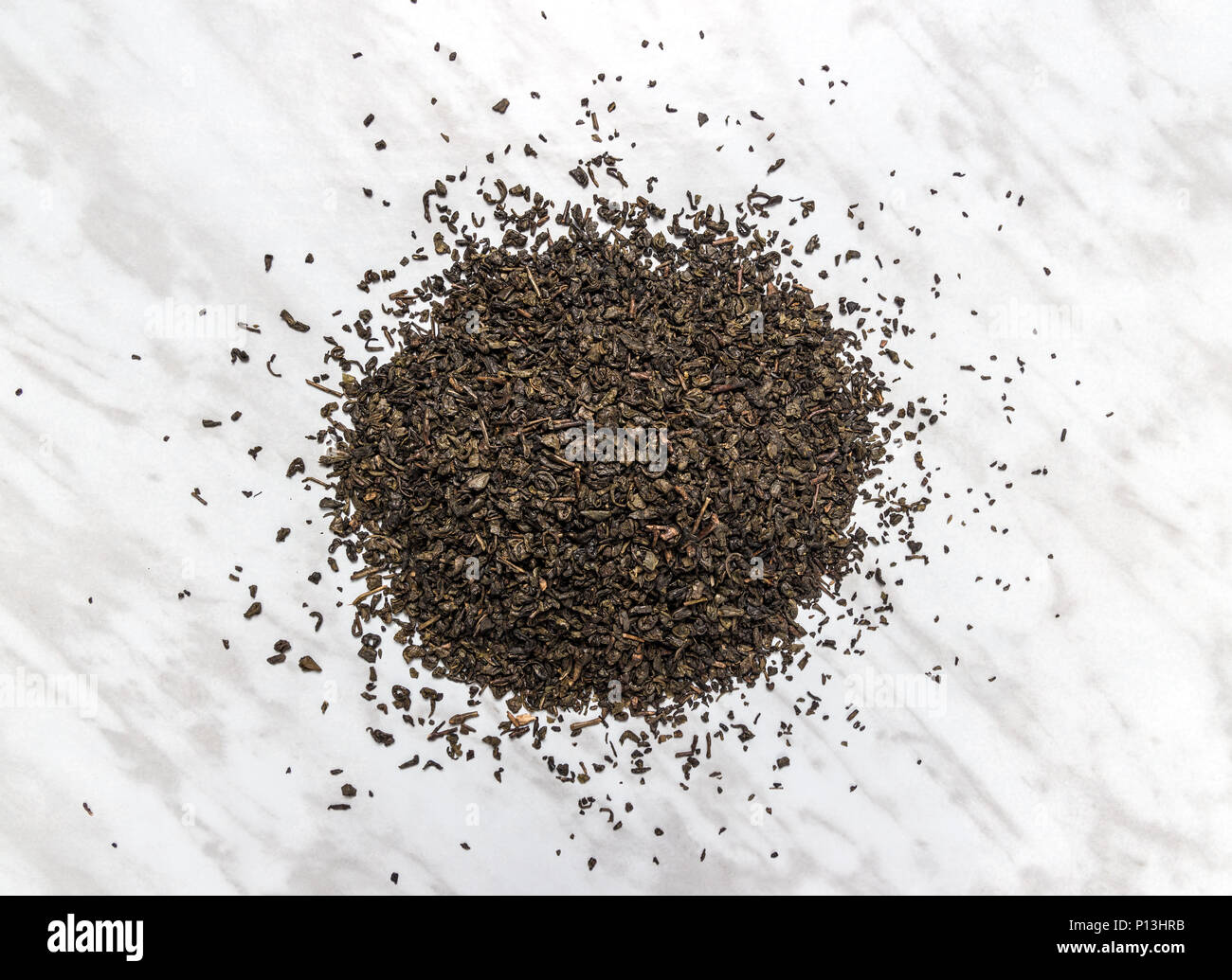 Gunpowder Grüner Tee Blätter auf Marmor Hintergrund. Stockfoto