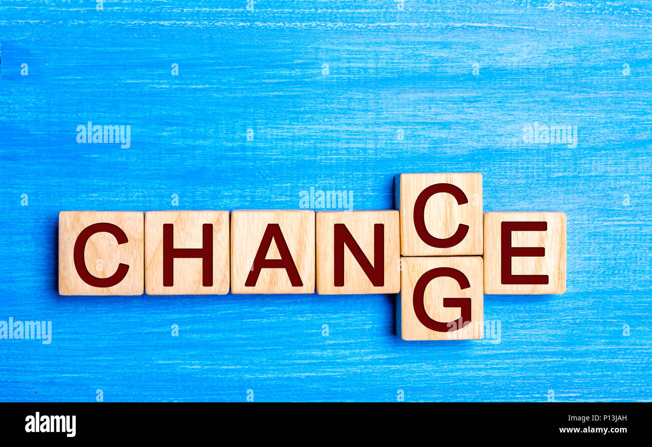 Holzblöcke mit Buchstaben und Wörter ändern und Zufall. Das Konzept der self-motivation, Selbst - Entwicklung und Verbesserung der persönlichen Qualitäten. Wahrscheinlichkeit Stockfoto