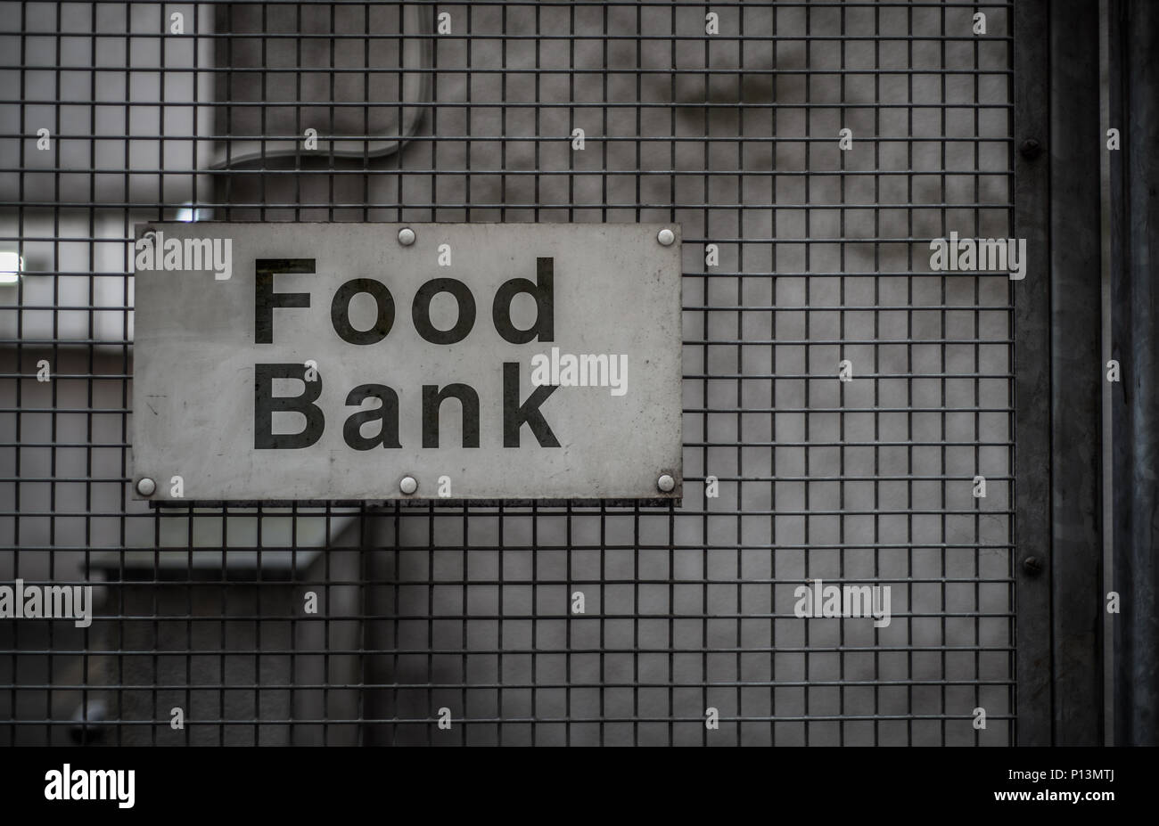 Ein Grungy Zeichen für eine Bank in einer Seitenstraße Stockfoto