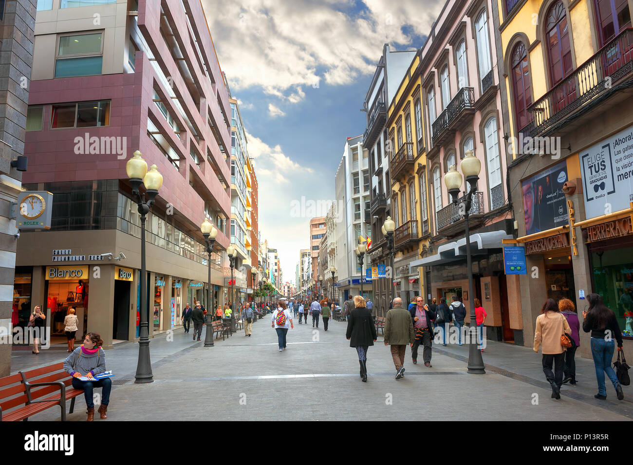 Calle Triana Hauptstraße mit Geschäften, Cafe und wenige Leute im