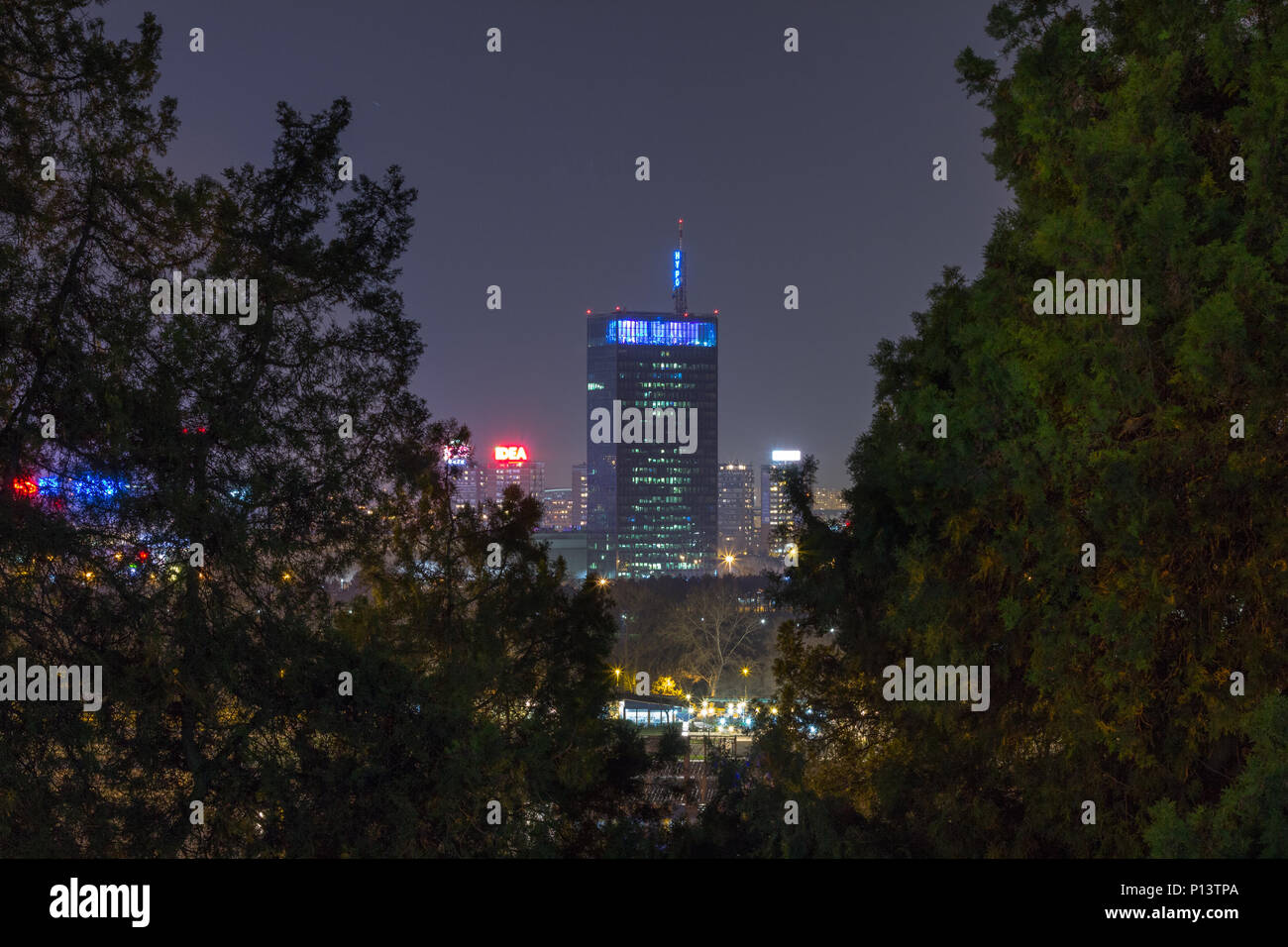 Belgrad, SERBIEN - MÄRZ 21, 2015: Skyline von Neu Belgrad (Novi Beograd) bei Nacht von der Festung Kalemegdan gesehen. Die wichtigsten Sehenswürdigkeiten von der Distri Stockfoto