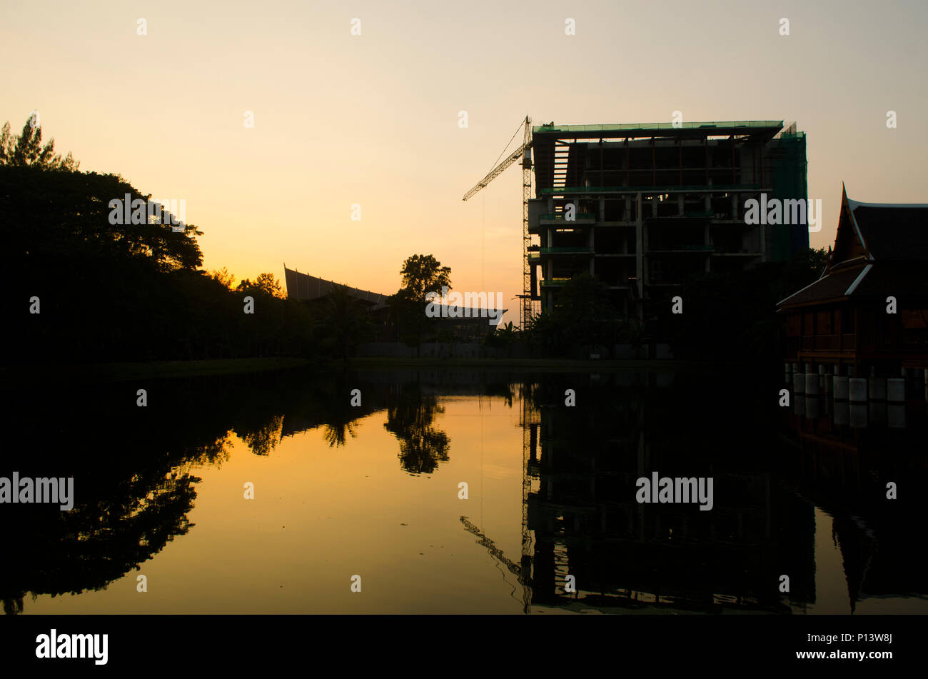 Sonnenuntergang auf der Baustelle. Bitte ähnliche Bilder in meinem Portfolio sehen. Stockfoto