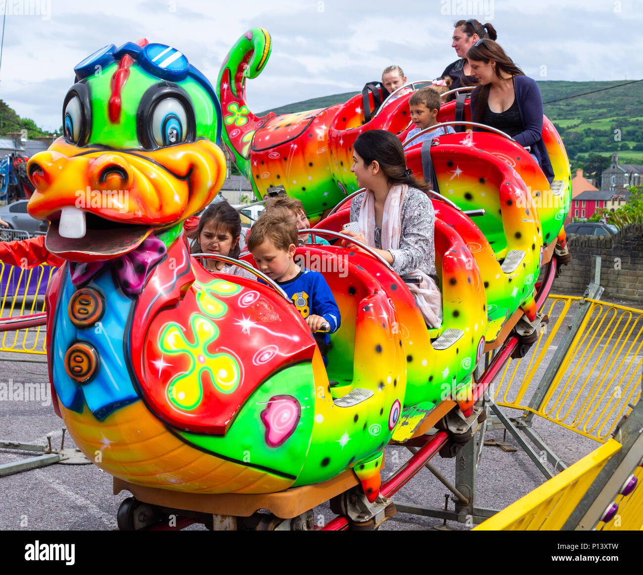 Familie genießen Sie einen vergnüglichen Tag auf die Fahrgeschäfte auf der Kirmes in Bantry, Irland. Stockfoto