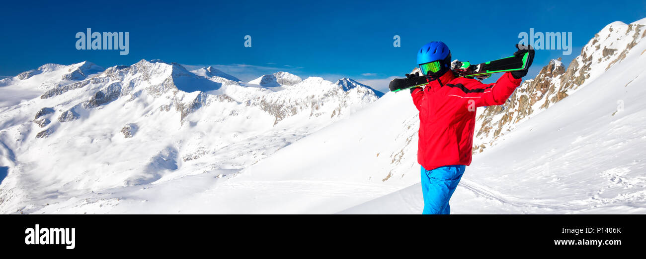 Man geniesst die atemberaubende Aussicht vor dem Skifahren im berühmten Skigebiet in den Alpen Stockfoto