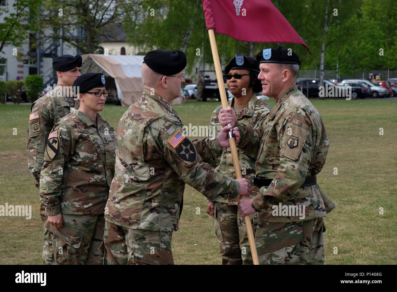 KAISERSLAUTERN, Deutschland — Links, Army Reserve Oberst Daniel F. Bohmer, Kommandant, Medical Support Unit – Europa, 7. Mission Support Command erhält die MSU-E Einheit Farben von Army Reserve Major General Steven W. Ainsworth, der 7. MSC kommandierende general, Recht, als Armee-Reserve-Kol Bidemi Y. Olaniyi-Leyimu, ehemaliger Kommandant MSU-E, 7. MSC, center, blickt auf, während ein Outdoor-Änderung der Befehl Zeremonie auf Daenner Kaserne , 6. Mai 2017.   MSU-E ist eine Armee-Reserve-Einheit unter dem Kommando des 7. MSC, die Soldaten mit 29 medizinischen Fachgebieten sowie administrative Fachleute hat. Stockfoto