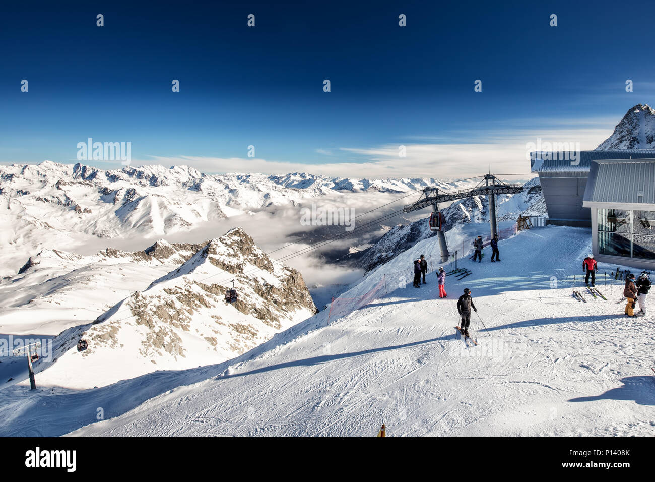 TONALE, Italien - 20 Jan, 2018 - Beeindruckende winter Panorama in Tonale Skigebiet. Mit der Italienischen Alpen von Adamelo Gletscher, Italia, Europa. Stockfoto