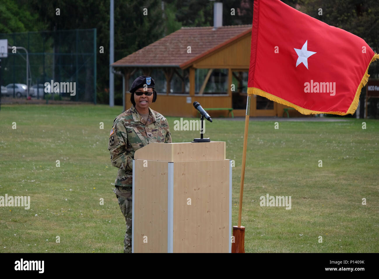 KAISERSLAUTERN, Deutschland — Armee Reserve Oberst Bidemi Y. Olaniyi-Leyimu, ehemaliger Kommandant Medical Support Unit – Europa, 7. Mission Support Command gibt Anmerkungen während der Änderung der Befehl Zeremonie für Army Reserve Oberst Daniel F. Bohmer, Kommandant, MSU-E, 7. MSC auf Daenner Kaserne, 6. Mai 2017. MSU-E ist eine Armee-Reserve-Einheit unter dem Kommando des 7. MSC, die Soldaten mit 29 medizinischen Fachgebieten sowie administrative Fachleute hat. Stockfoto