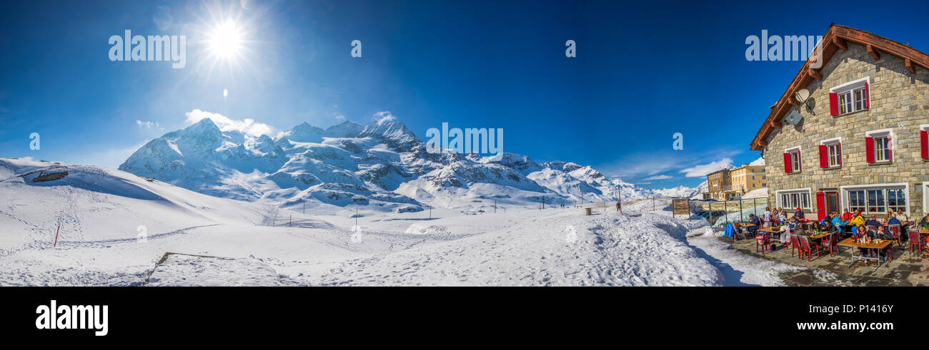 BERNINA Schweiz - August 24, 2018 - Restaurant mit Bernina masiven am Berninapass, Schweiz, Europa. Stockfoto