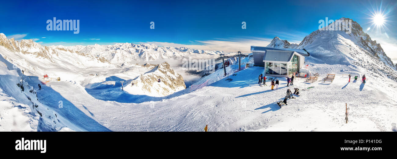 TONALE, Italien - 20 Jan, 2018 - Beeindruckende winter Panorama in Tonale Skigebiet. Mit der Italienischen Alpen von Adamelo Gletscher, Italia, Europa. Stockfoto