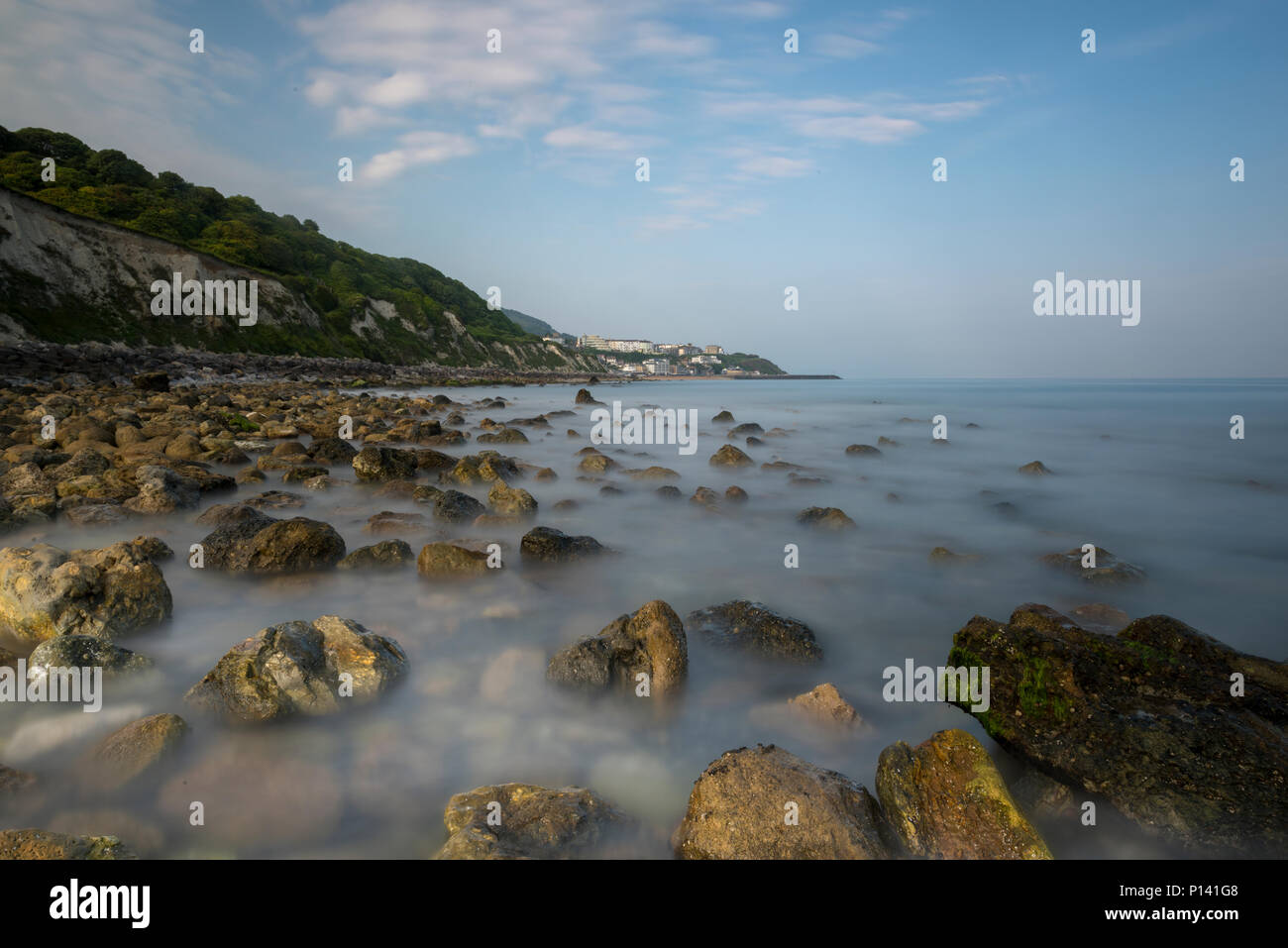 Eine schöne und atmosphärische Isle of Wight Küsten Szene der Vorland, den Strand und die Klippen am steephill Cove in der Nähe von Ventnor. Zerklüftete Küstenlandschaft. Stockfoto