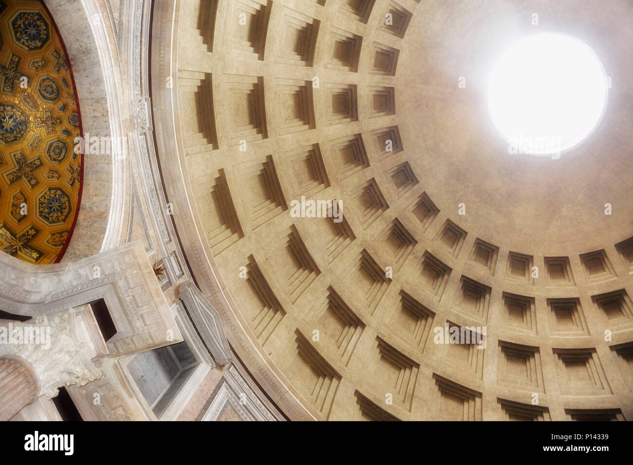Pantheon, Blick hinauf in Vorraum, oculus Fenster, Kuppel und Kassen, unter Kaiser Hadrian (118-25 CE), Rom, Italien Stockfoto