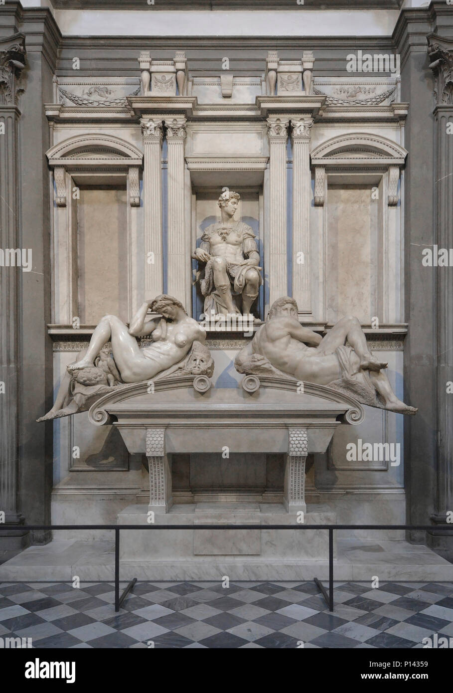 Medici Kapelle, Grab von Giuliano di Lorenzo deÕ Medici mit Nacht (links) und Tag (rechts), Gesamtansicht mit architektonischen Surround, Florenz, Italien Stockfoto