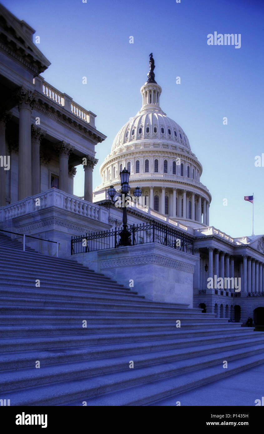 Die Kuppel des US Capitol Gebäude, gesehen mit Hintergrundbeleuchtung mit spätem Licht aus dem Osten Treppen, Washington, DC, USA Stockfoto