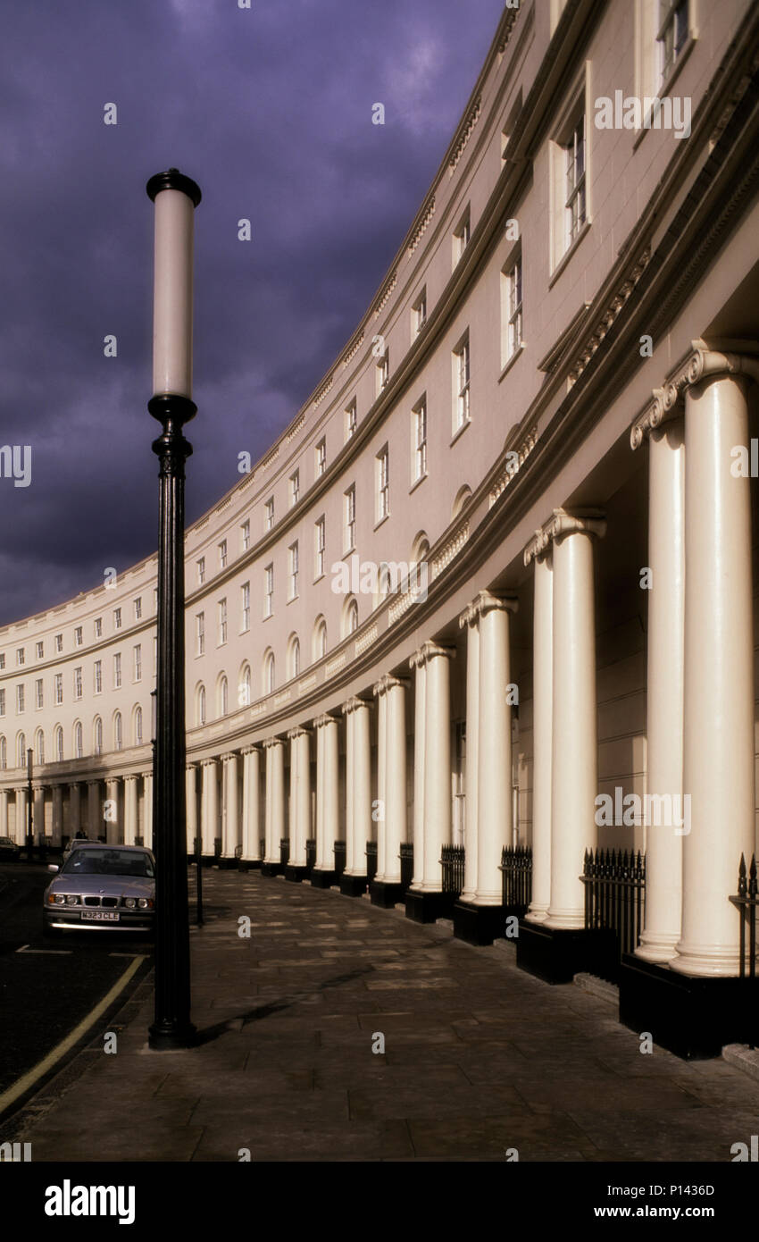 Park Crescent (1812), Blick entlang der East Block aus dem Westen, das Eisen Lampe nur nach einem Regen Sturm bestanden hat, die von John Nash, London, UK Stockfoto