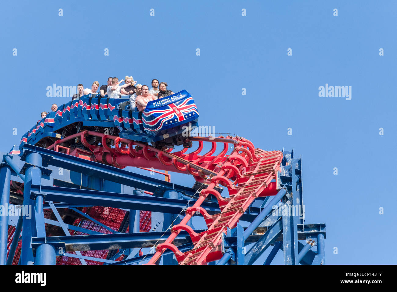 Die Leute an der Spitze der großen Achterbahn, Blackpool Pleasure Beach, Lancashire, England, Großbritannien Stockfoto