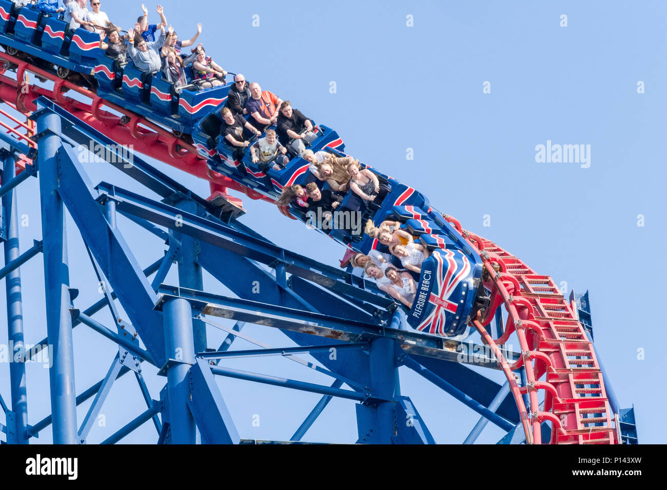 Die Leute an der Spitze der großen Achterbahn, Blackpool Pleasure Beach, Lancashire, England, Großbritannien Stockfoto