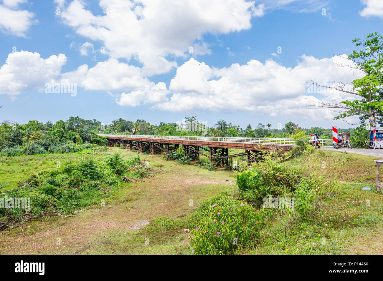 Lokale träger Straße Brücke über den ausgetrockneten Gin Ganga Fluss Riverbed in Horagampita Bezirk, in der Nähe von Galle, Sri Lanka Stockfoto