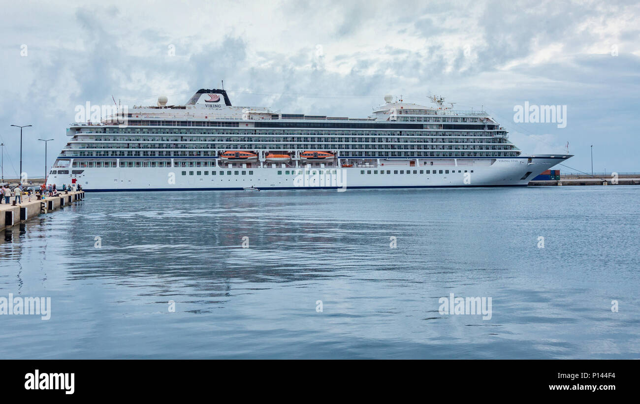 Grosse touristische Schiff (Viking Star) in der Nähe der Stadt am Mittelmeer Palamos in Spanien. Länge: 228 m, Passagier: 928. 03. 06. 2018 Spanien Stockfoto