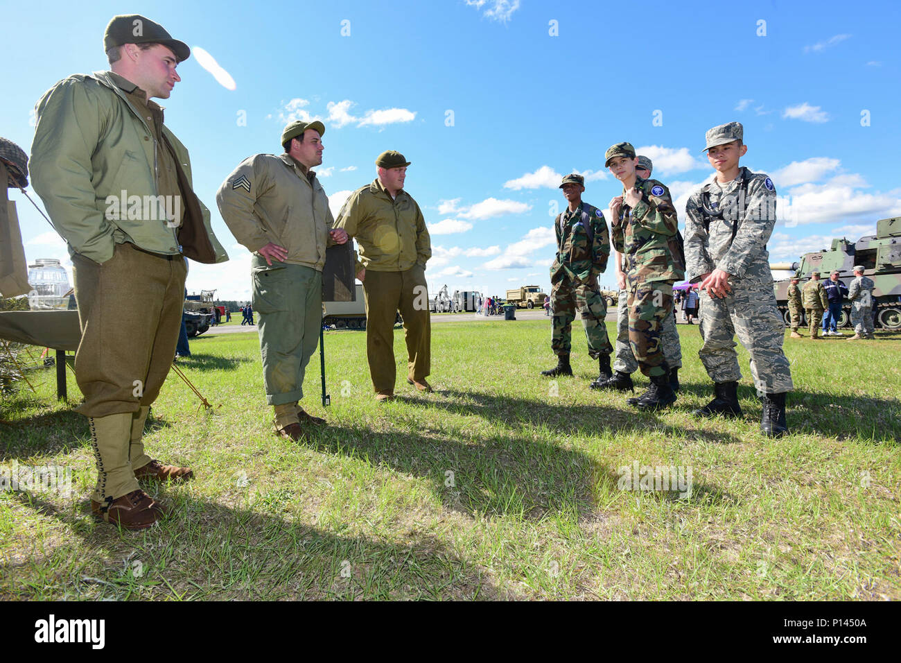 Personen, die die Südcarolina militärischen Living History Association aus Columbia, South Carolina, South Carolina Sprechen während der National Guard in der Luft und am Boden Expo bei McEntire Joint National Guard Base, South Carolina, 6. Mai 2017. Diese Expo ist eine kombinierte Waffen Demonstration der Fähigkeiten von South Carolina National Guard Flieger und Soldaten und sagen Danke für die Unterstützung von Kollegen Südcarolinians und der umgebenden Gemeinschaft. Stockfoto