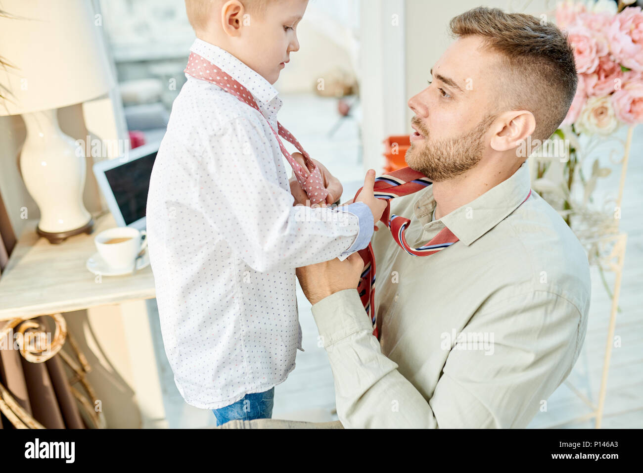 Das verknoten Krawatten mit kleinen Sohn Stockfoto