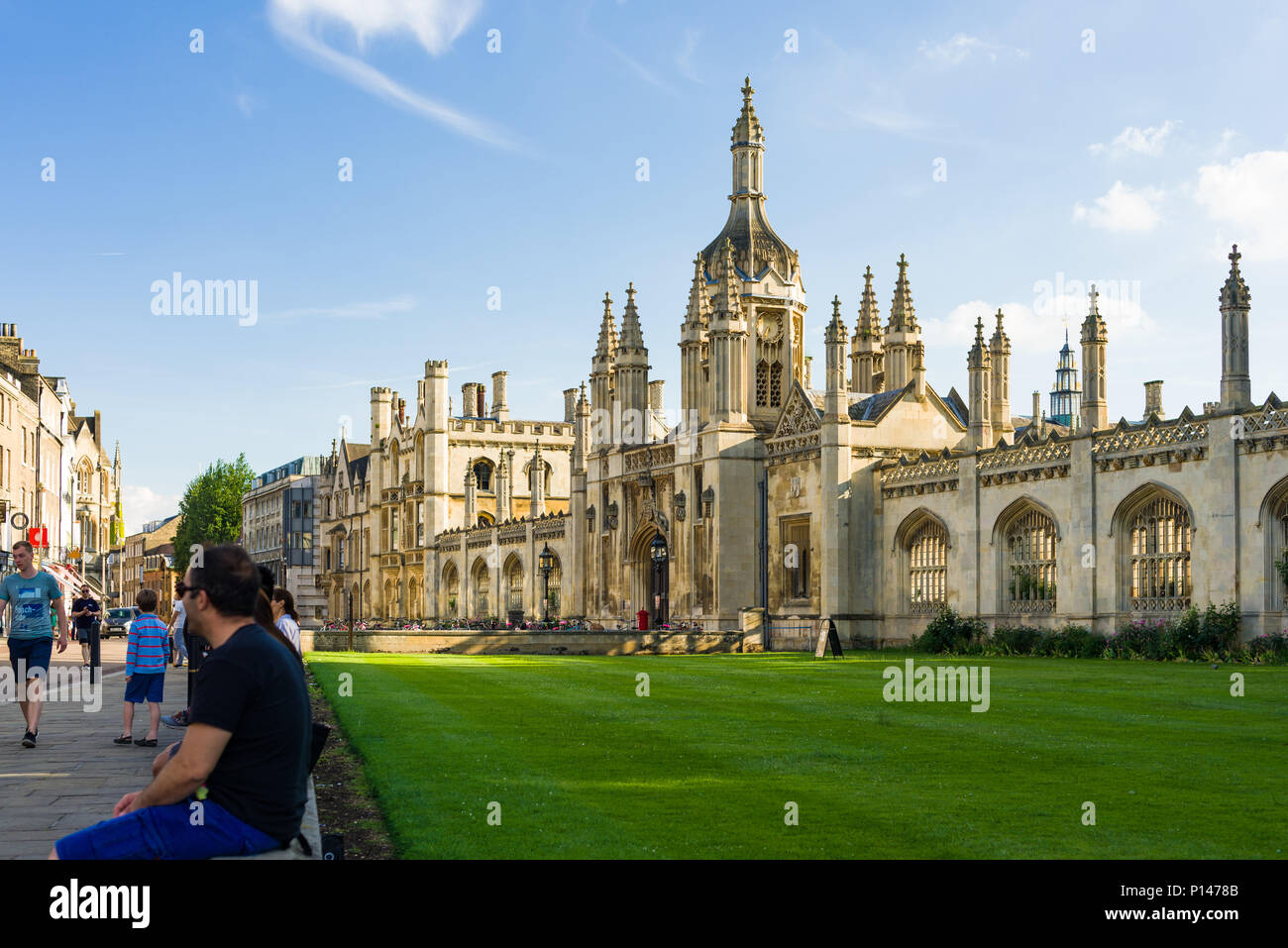 Das Äußere des Kings College mit Personen außerhalb an einem sonnigen Nachmittag, Cambridge, Großbritannien Stockfoto