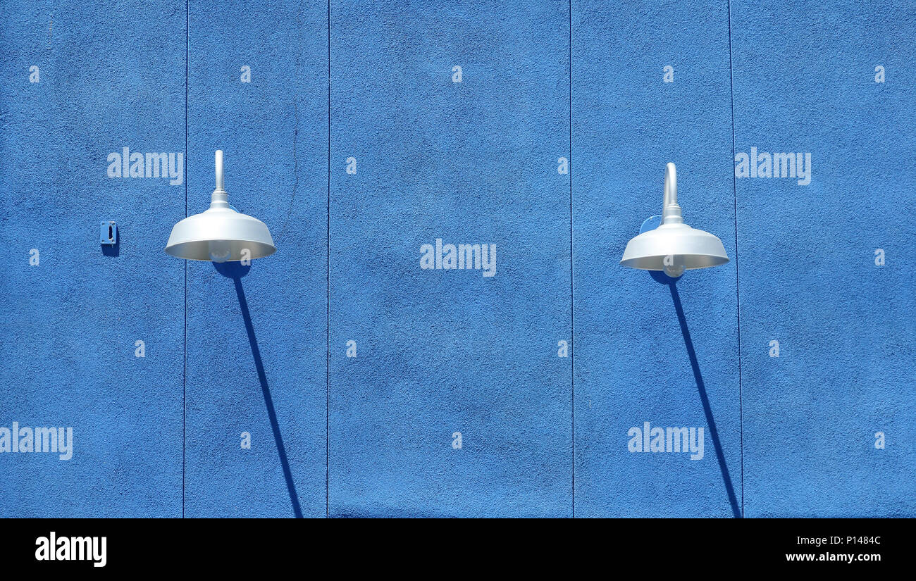 Blau Stuck Wand mit Beleuchtung und Schatten im Tagbetrieb Stockfoto