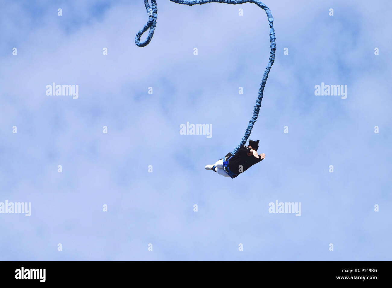 Bungee-jumping an einem sonnigen Tag Stockfoto
