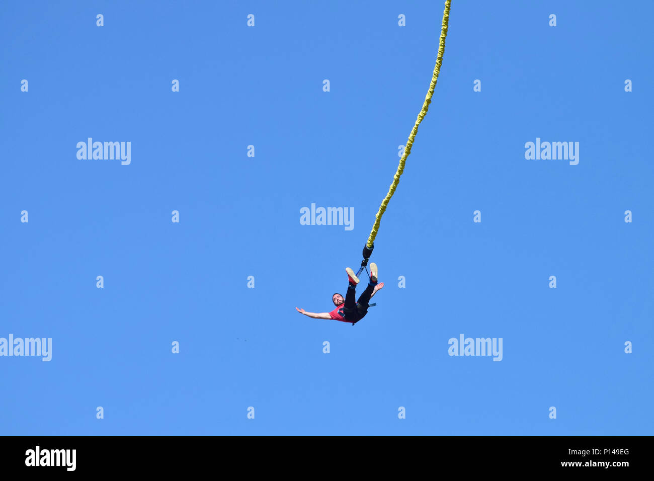 Bungee-jumping an einem sonnigen Tag Stockfoto