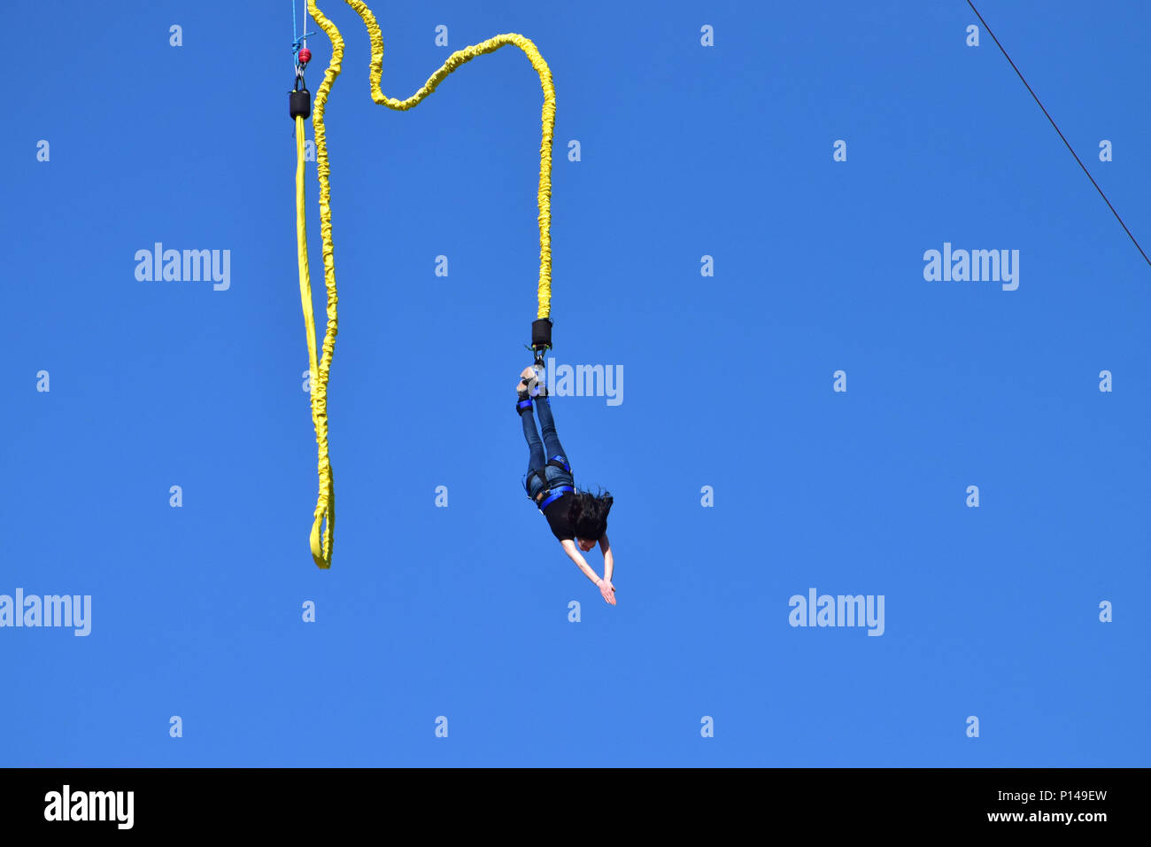 Bungee-jumping an einem sonnigen Tag Stockfoto