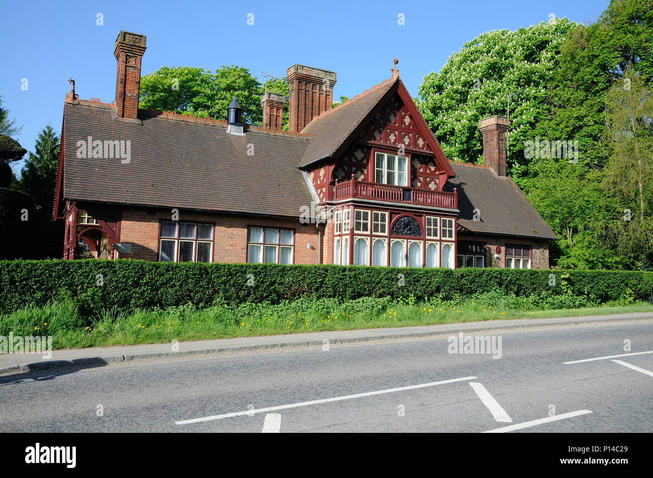 Eine der schönen Gebäude an Waddesdon, Buckinghamshire zu sehen. Stockfoto