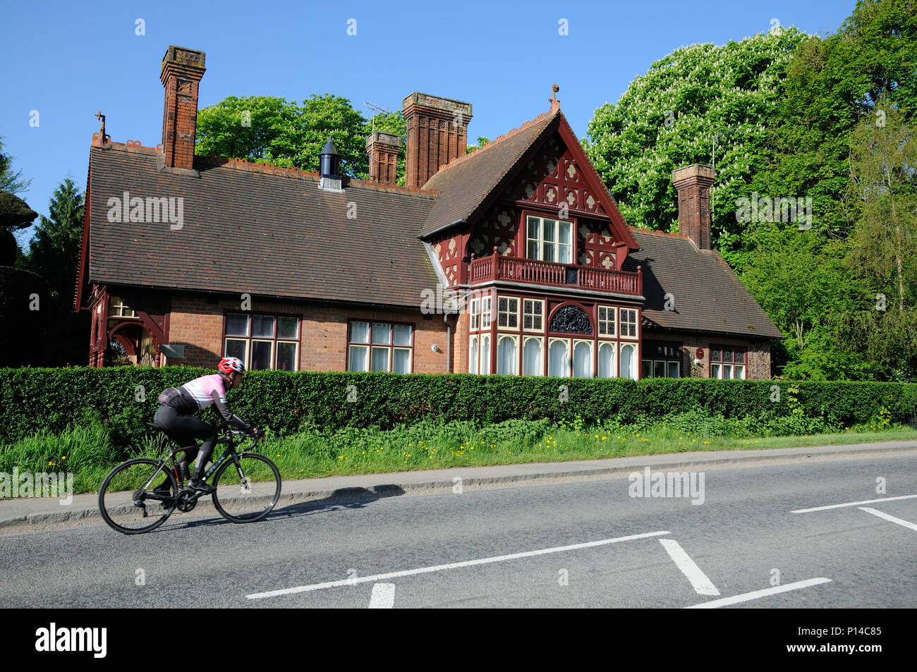 Eine der schönen Gebäude an Waddesdon, Buckinghamshire zu sehen. Stockfoto