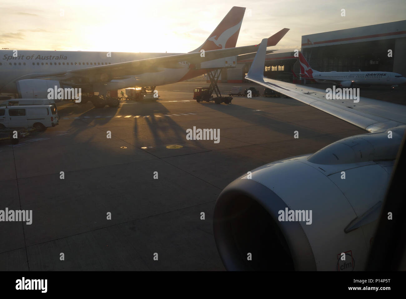 Qantas Flugzeuge am Flughafen bei Sonnenuntergang, Sydney, NSW, Australien. Keine PR oder MR. Stockfoto