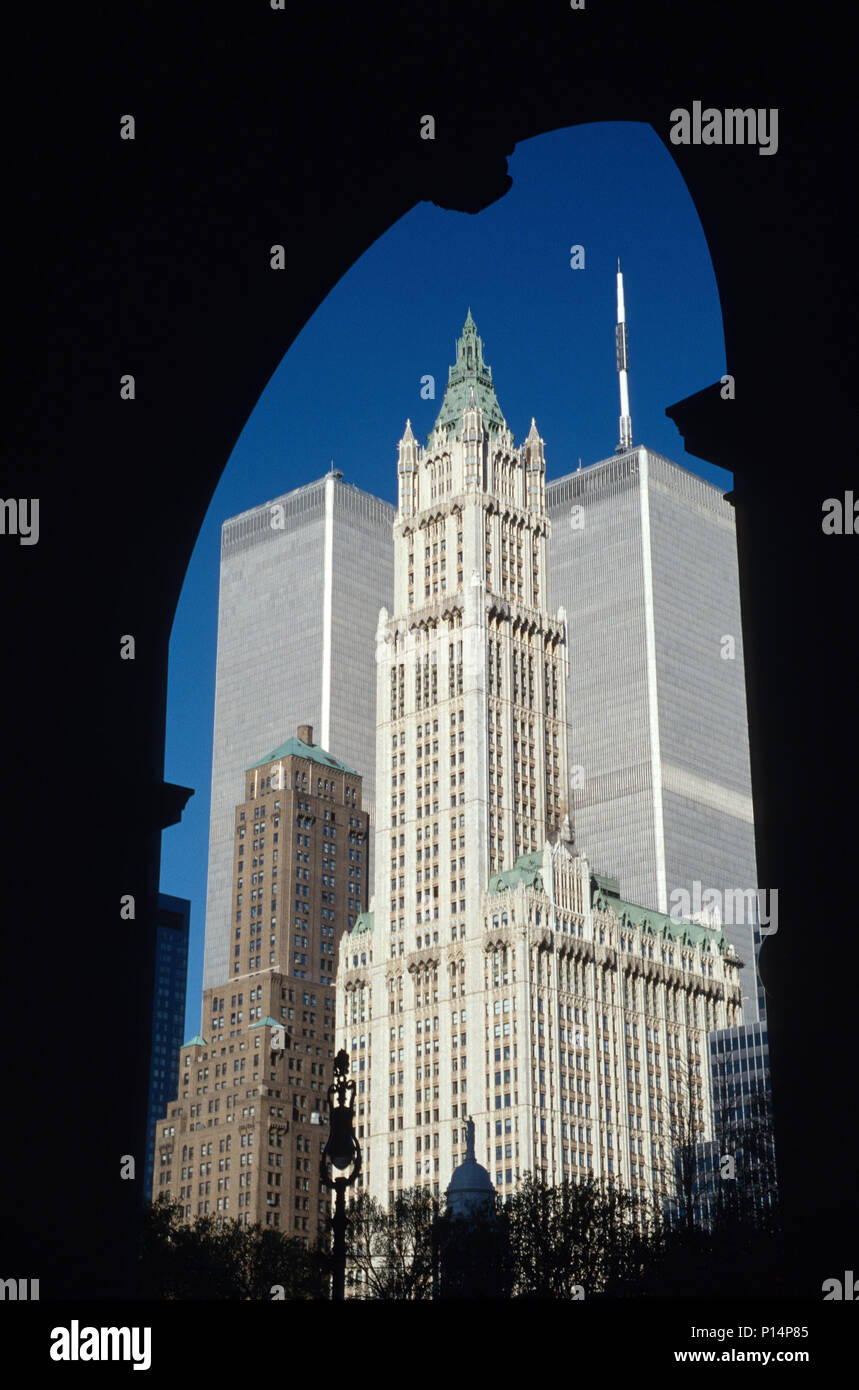 Das Woolworth Building snd World Trade Towers durch einen Bogen der städtischen Gebäude in Lower Manhattan, 1999, NYC, USA Stockfoto