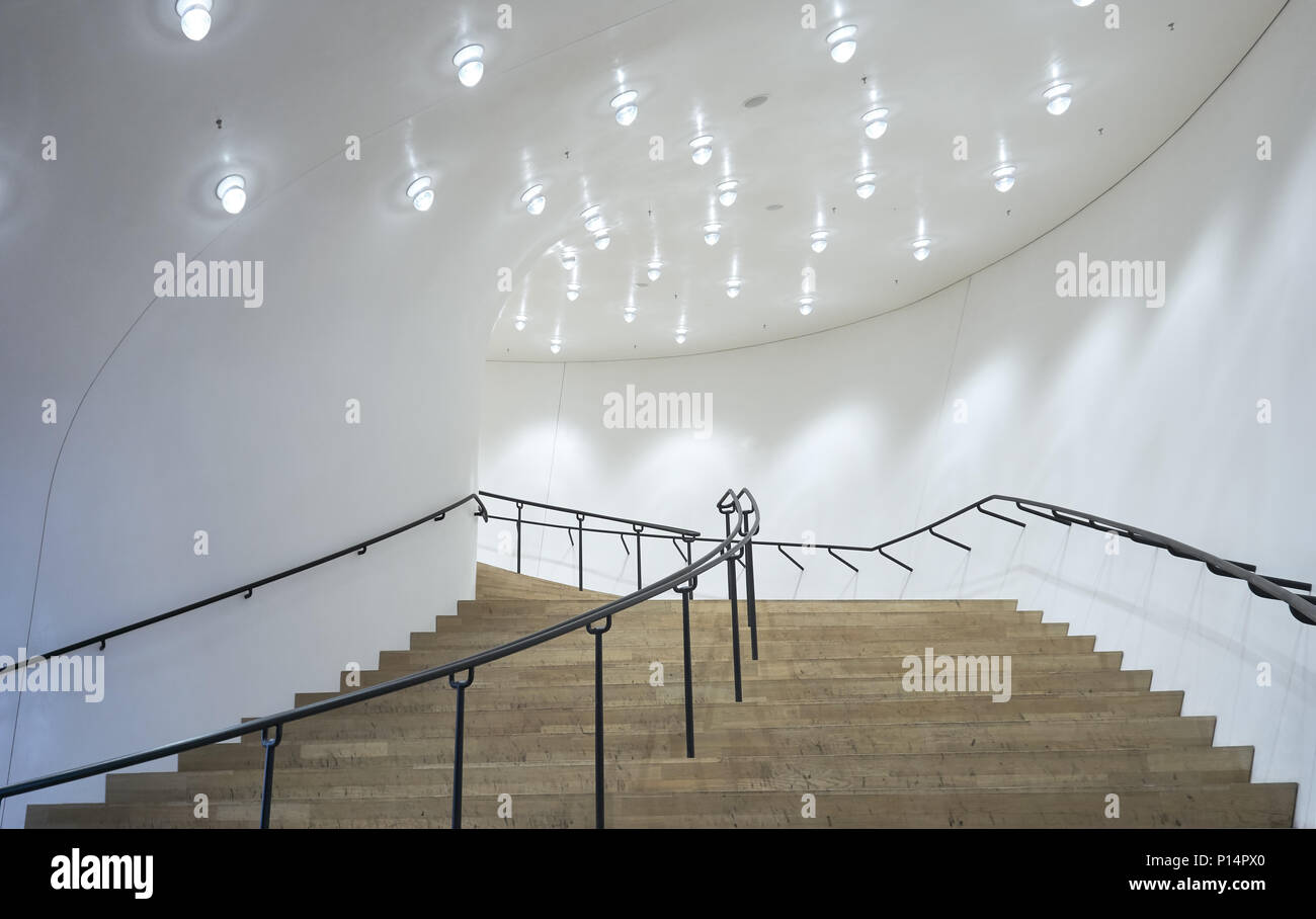 Hamburg, Deutschland - 7. April 2017: Im Inneren Treppe an der Elbphilharmonie Konzertsaal Stockfoto