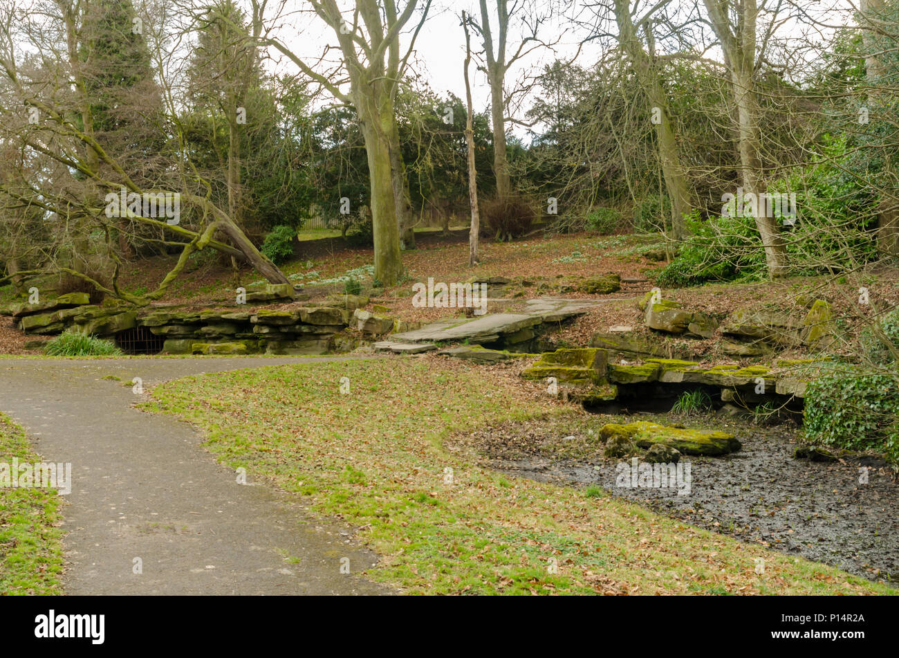 Ein Weg, Bach und Brücke an Doxford Park Secret Garden, Doxford Park, Sunderland Stockfoto