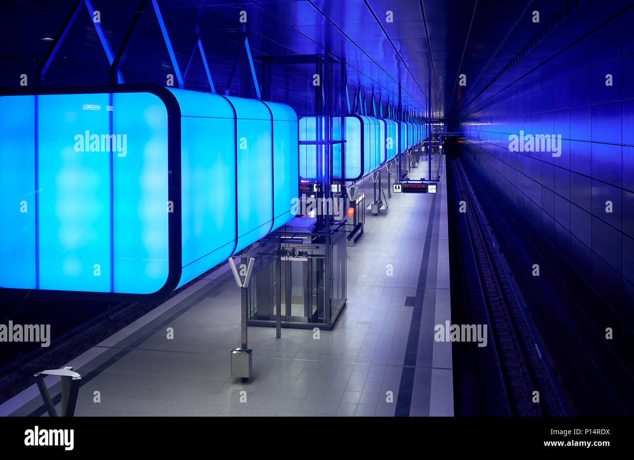 Hamburg, Deutschland - 8 April 2017: U-Bahn station mit blauen Lichtern an der Universität auf die Speicherstadt in Hamburg Stockfoto