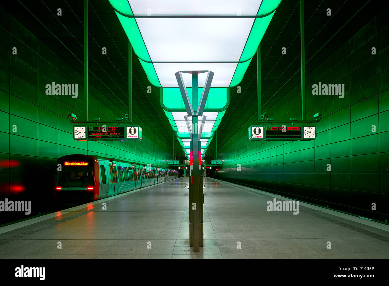 Hamburg, Deutschland - 8 April 2017: U-Bahn station mit grünen Lichtern an der Universität auf die Speicherstadt in Hamburg Stockfoto