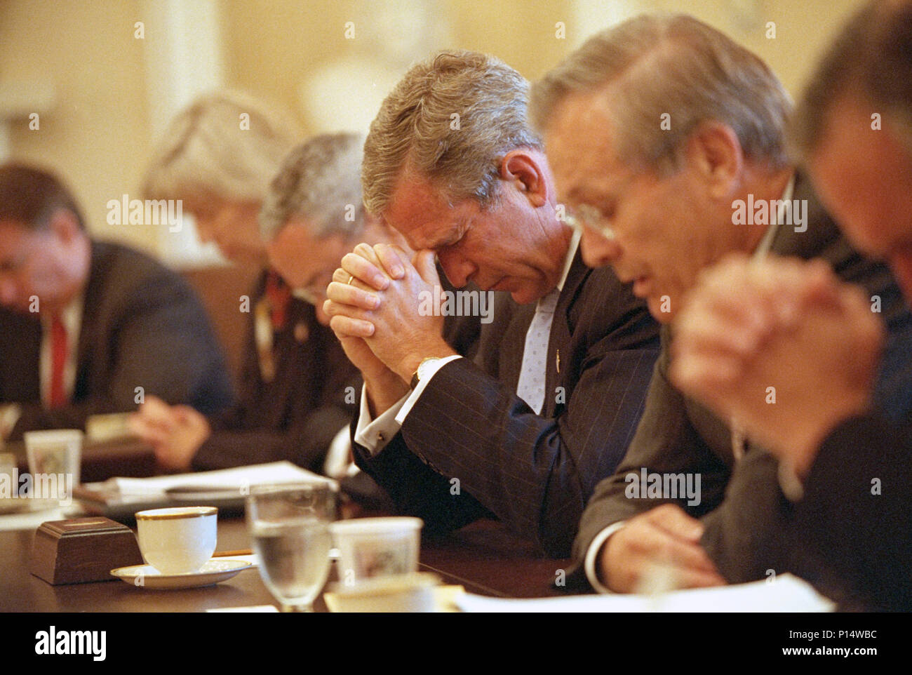Im Gebet unter der Leitung von Verteidigungsminister Donald Rumsfeld, rechts, Präsident George W. Bush tritt seinem Kabinett, wie sie ihre Köpfe Freitag, Sept. 14, 2001 Bogen, vor Beginn ihrer Sitzung im Schaltschrank des Weißen Hauses. Foto von Eric Draper Stockfoto