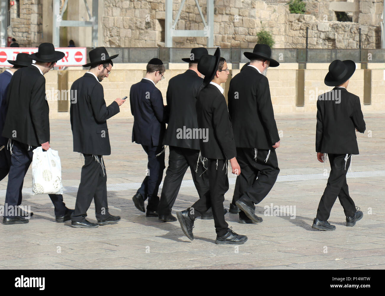 JERUSALEM, Israel - 25. MAI 2018: Eine Gruppe von schwarzen Hut Gruppe der ultra-orthodoxen jüdischen Männern von Chabad Lubavitch Bewegung in Jerusalem Altstadt wandern i Stockfoto