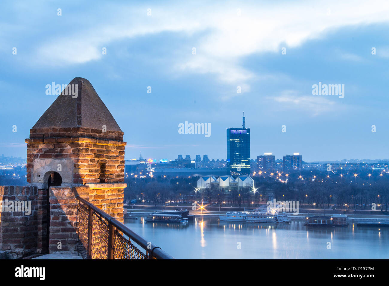 Belgrad, SERBIEN - 21. FEBRUAR 2015: Skyline von Neu Belgrad (Novi Beograd) am frühen Abend von der Festung Kalemegdan gesehen. Die wichtigsten Sehenswürdigkeiten Stockfoto