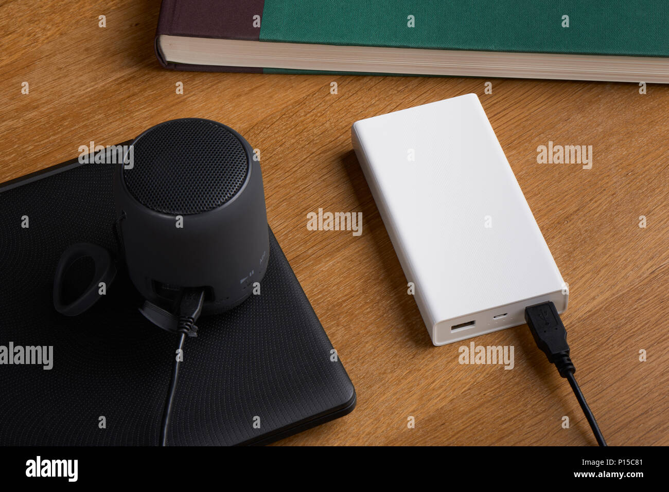 Weiß externe Akku (Power Bank) aufladen Wireless Speaker auf einer hölzernen Hintergrund Stockfoto