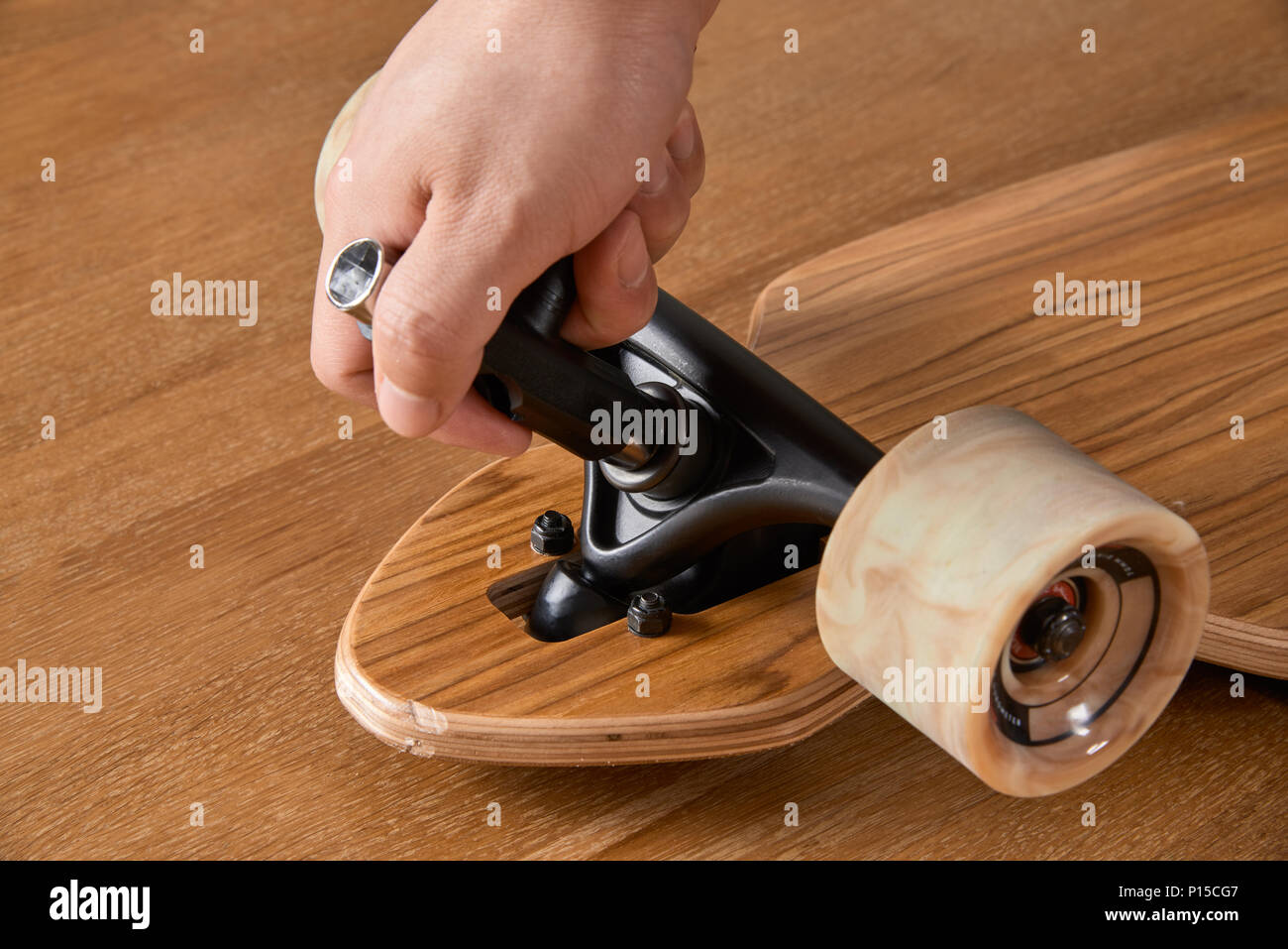 Einstellen der Achsschenkelbolzen Mutter der Longboard für Customizing  Carving Stockfotografie - Alamy